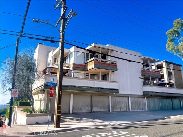 Building Photo - 2575 E 19th St Unit 17