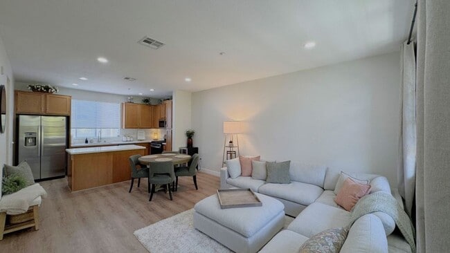 Photo - Beautiful Tri-Level 3BD/2BA Townhome in Greystone at Eastlake – Eastlake Chula Vista