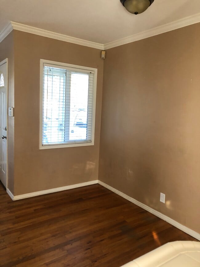 Dining area - 5775 Bertrand Ave