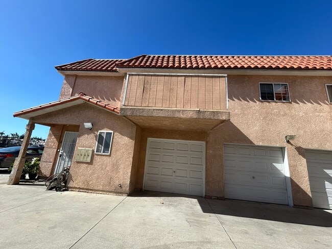 Building Photo - Newly Renovated 3 Bed / 2.5 Bath Apartment...