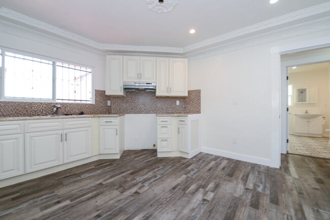 Building Photo - 520 W 82nd St Unit 520