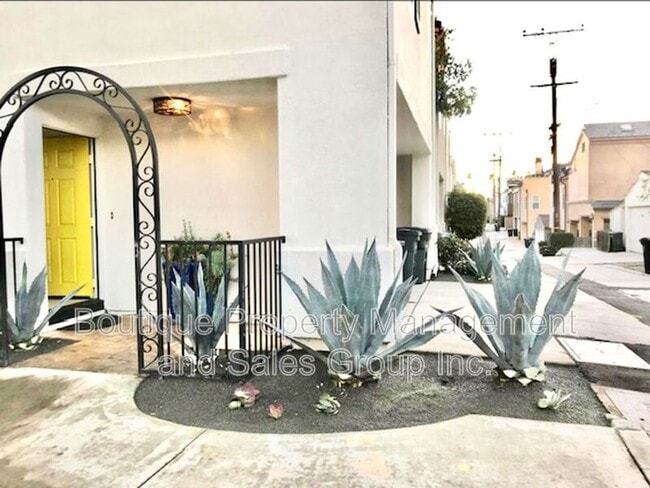 Photo - 445 1/2 Begonia Avenue