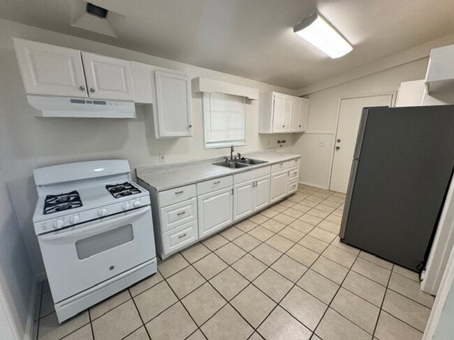 Photo - Remodeled 4+2 In Quiet Neighborhood - $2700