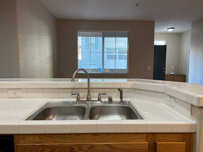 Building Photo - Great 2-bedroom 2 bath condo with A/C, 1 car garage and additional