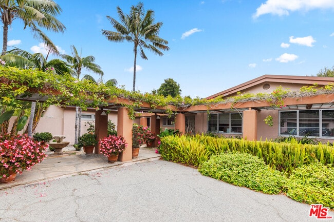 Photo - 7122 Dume Dr