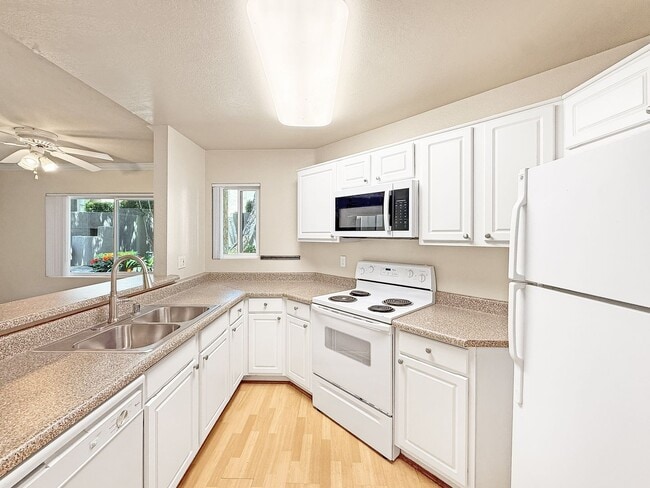 Building Photo - Gorgeous 1B/1BA Condo w/ Washer/Dryer, Walk-In Closet & Resort-Style Amenities!