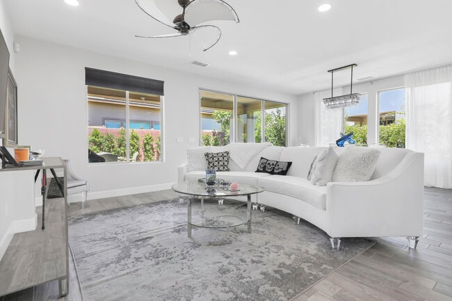 Photo - 51221 Longmeadow St