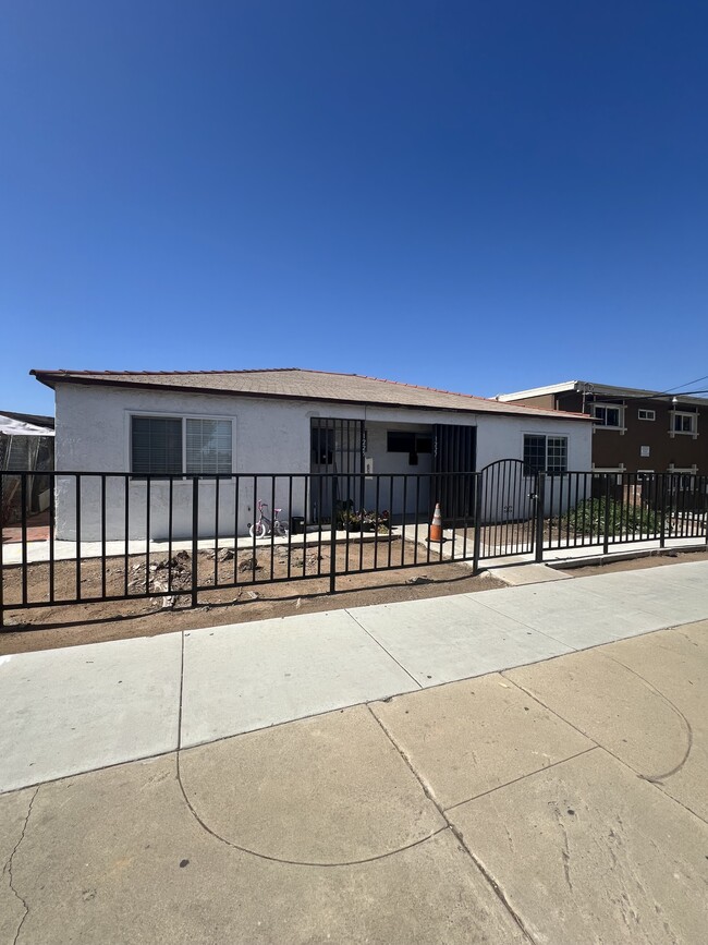 Building Photo - 1227 E 18th St