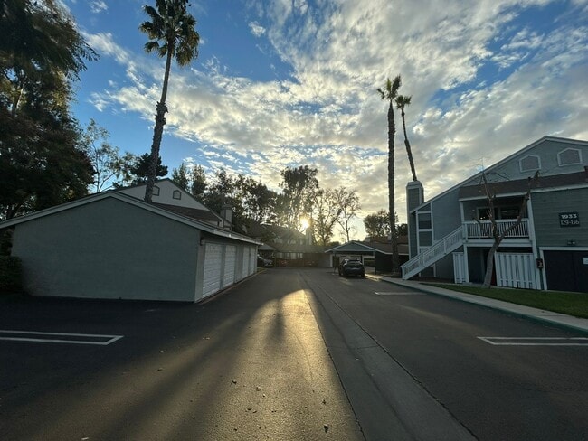 Building Photo - Welcome to "Home for the Holidays!" Unit 7