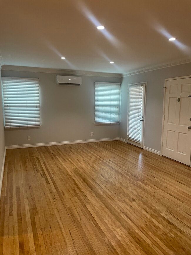 Spacious livingroom - 4407 Ensign Ave Unit 4