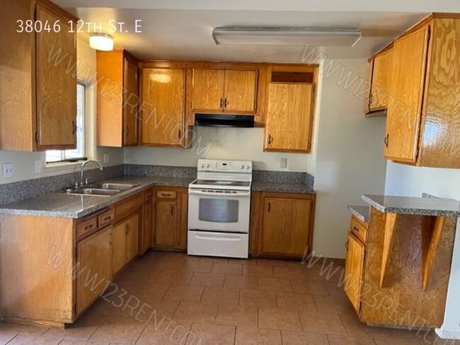 Photo - 38046 12th St E