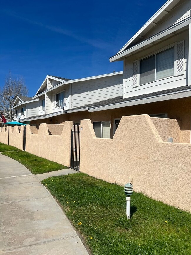 Photo - 3 Bedroom 2 Bathroom Townhome for Rent in Palmdale