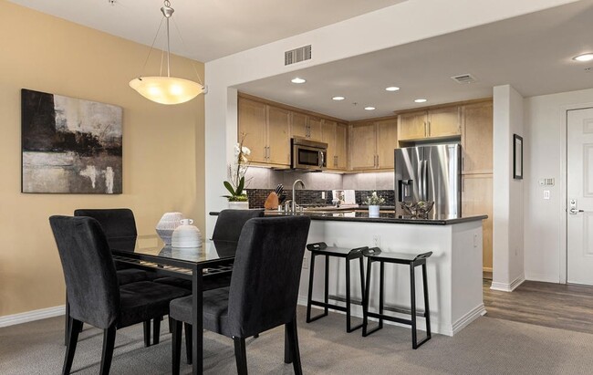 Photo - 931 E Walnut St Unit 209