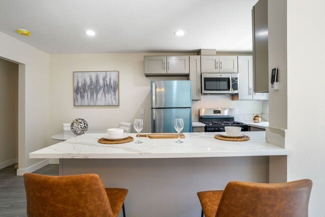 Building Photo - Coming Soon | 2-Bedroom Apartment – Available 02/05 Unit #5