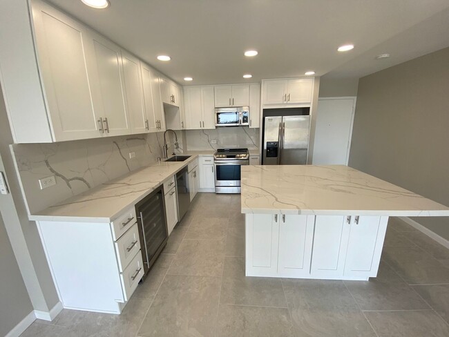 Photo - Pacific Beach - 3 blocks to Beach!  2bd/2ba Spacious 6th floor condo remodeled in 2022! Spectacul...