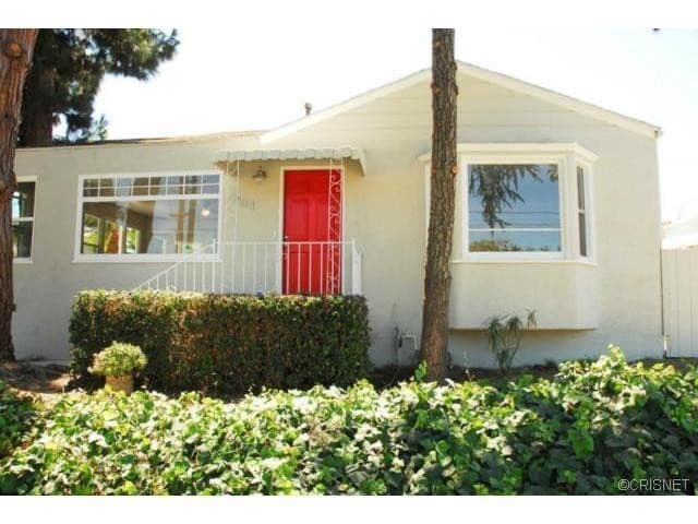 Front entrance opposite Centinela Park - 601 N Park Ave