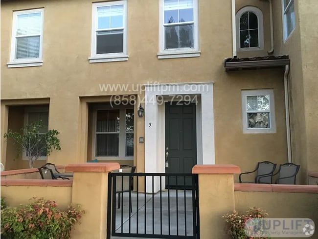 Building Photo - 2 Bed, 3 Bath Townhome Near Parks, Shoppin...