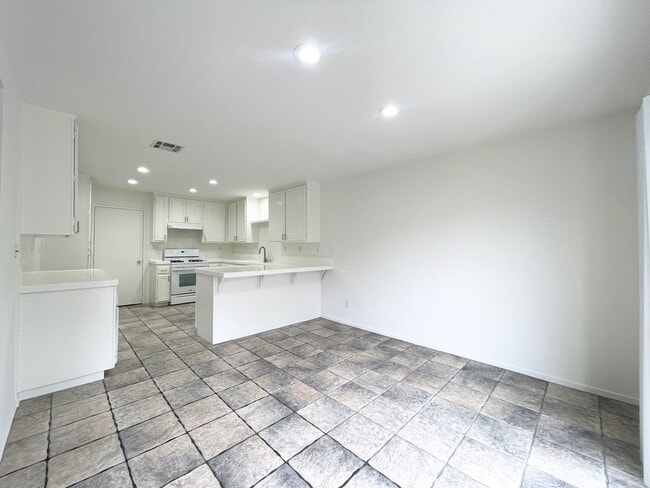 Photo - Spacious Home in Ivey Pointe!