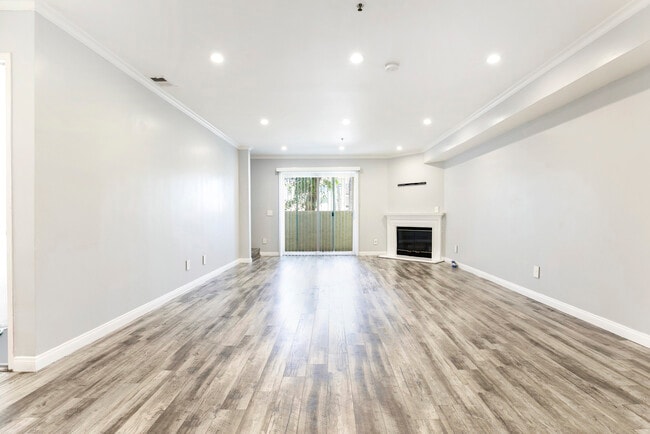 Building Photo - 15114 Sherman Way Unit 106 Rental