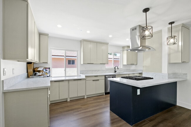 Photo - 8437 Everest St