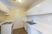 1BR, 1BA - 500SF - Kitchen - 6717 Wilkinson