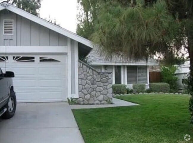 Building Photo - Lovely One Level home in Valencia!