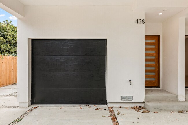 Photo - 438 E 28th St