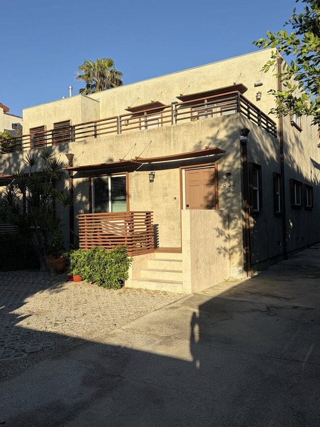 Photo - 832 N Las Palmas Ave