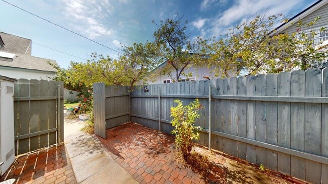 Charming One-Bedroom Backhouse in the cent... - Charming One-Bedroom Backhouse in the cent...