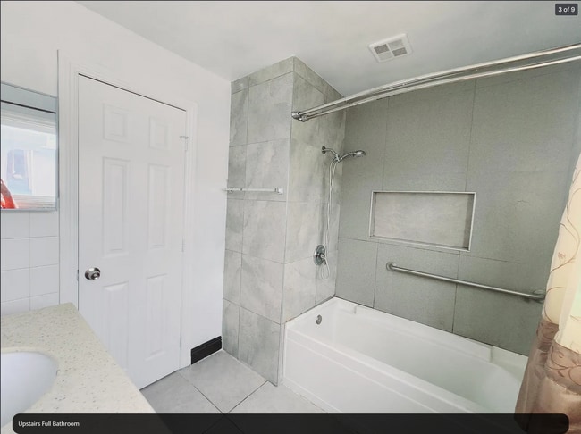 Upstairs Full Bath - 2162 W Brownwood Ave Unit 4