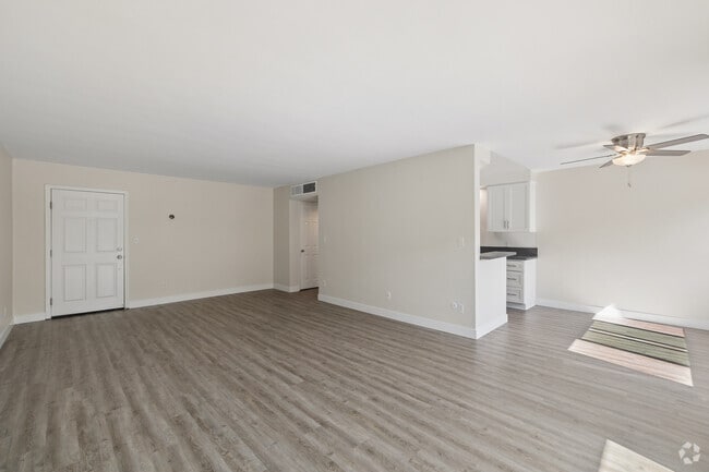 2BR, 2BA - 1,400SF - Living Room - White Oak Terrace Apartments