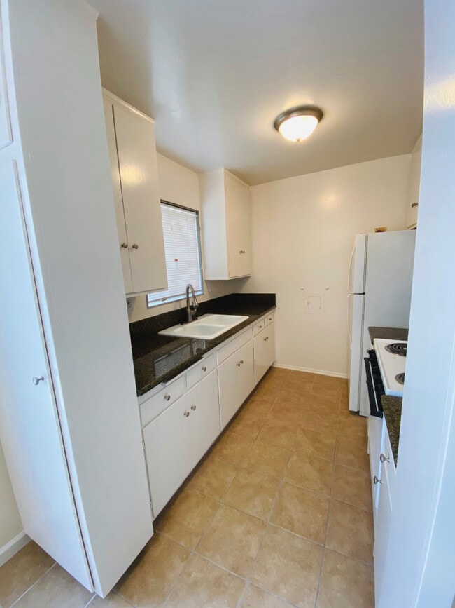 Unit #5 Kitchen - 10851 Moorpark St