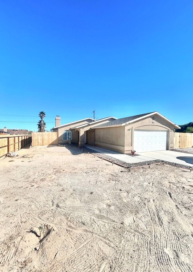 Building Photo - Gorgeous 3 Bedroom 2 Bathroom Home with Solar