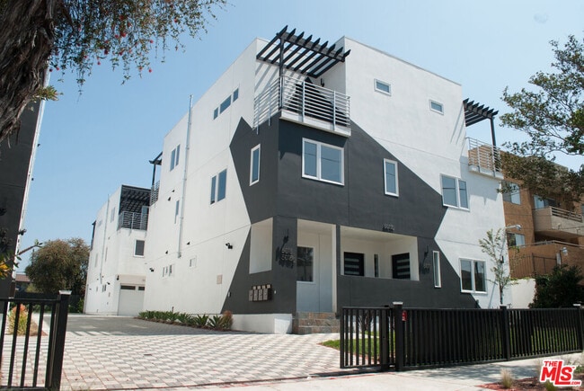 Photo - 5015 1/2 Marathon St