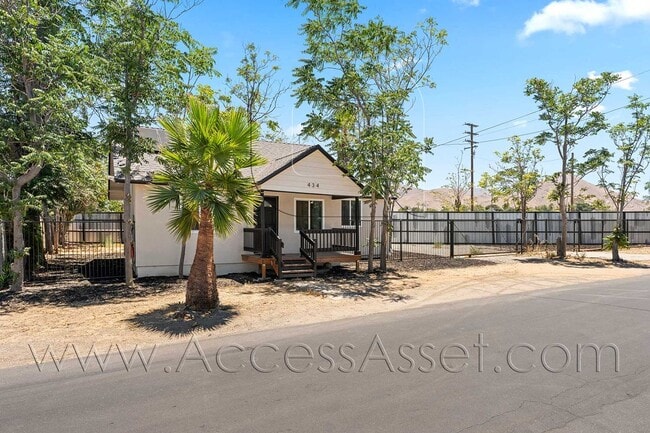 Photo - Comfortable 3 Bedroom Home with Private Backyard in Riverside