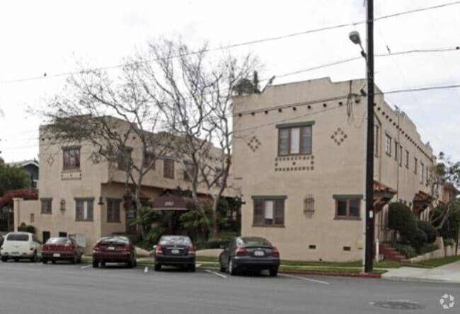 Building Photo - Charming Top Floor 1-Bedroom Apartment in ... Unit 229