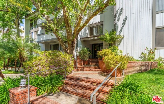 Building Photo - 406 N Oakhurst Dr Unit 105