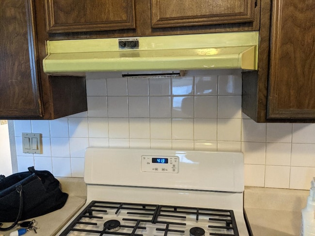 KITCHEN/HOOD - 2133 Casita Ct