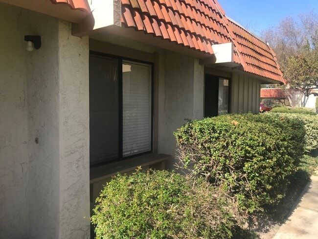 Building Photo - Tanglewood 3 Bedroom, Corner Unit-Single Story