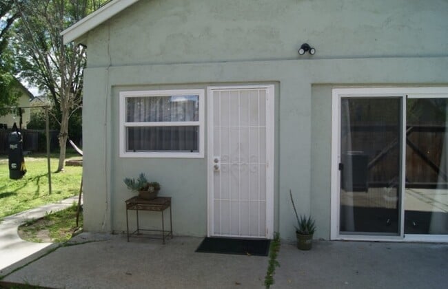 Photo - 23250 Burbank Blvd