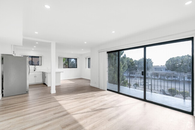 Building Photo - 1310 S Barrington Ave Rental