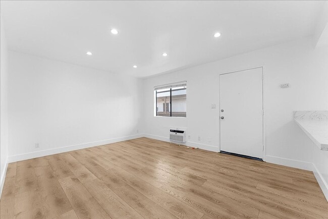 Photo - 631 E Elk Ave Unit 08