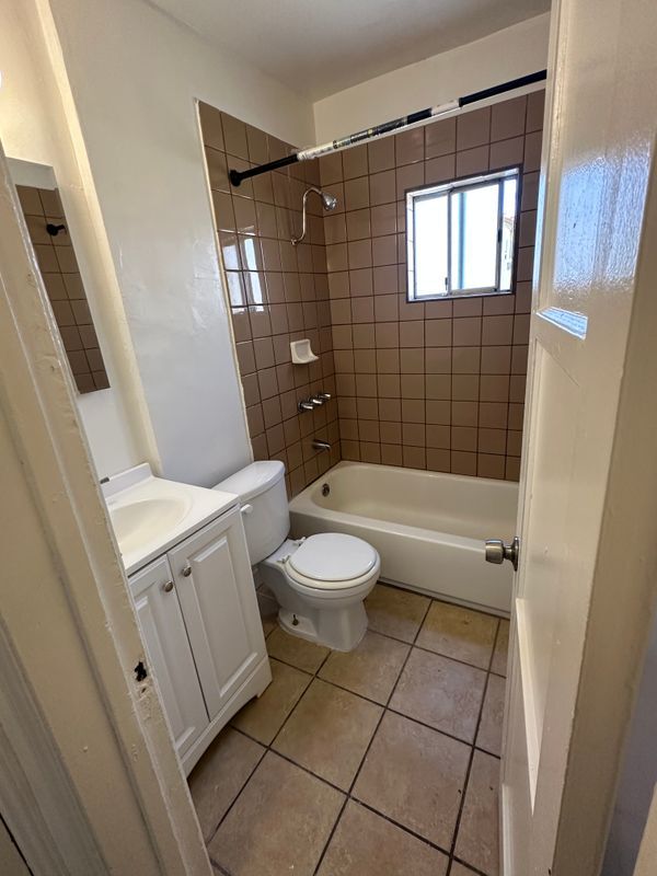 Photo - 934 W 71st St