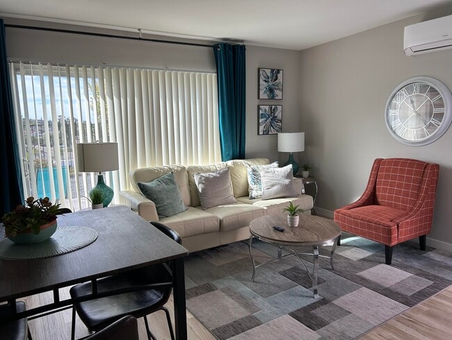 Building Photo - 7880 Laurelridge Rd Unit 7882