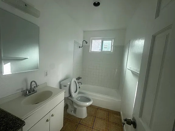 Building Photo - 1499 W 35th Pl Unit 1499 W 35th Pl #4