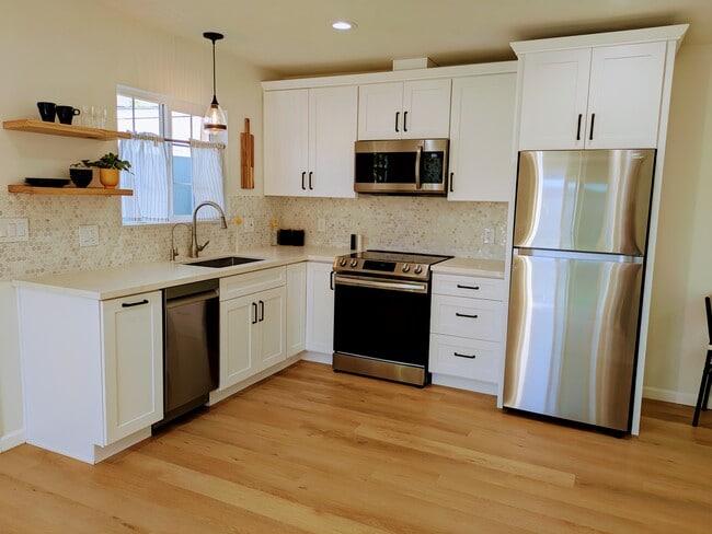 Kitchen with high end appliances - 4250 E Overlook Dr Unit 1-bedroom cottage