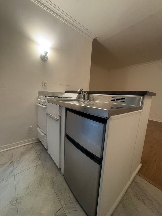 Photo - Hayworth Courtyard Apartments – West Hollywood Living