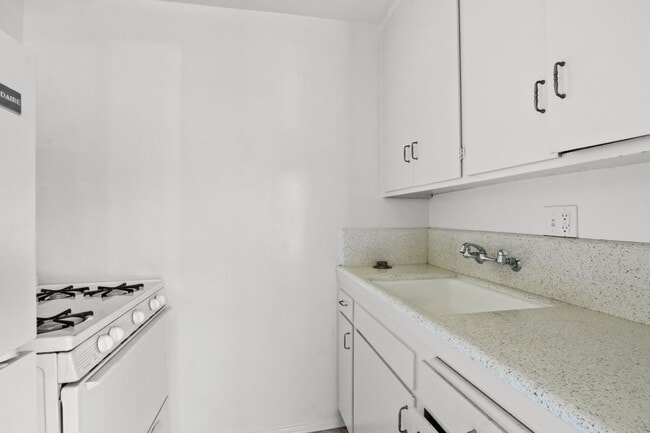 Photo - 10910 Santa Monica Blvd Unit 04C