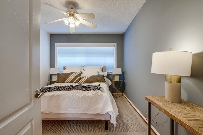 Building Photo - 625 W 92nd St Unit 05