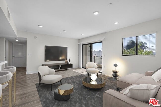 Building Photo - 5030 Rosewood Ave Unit 501